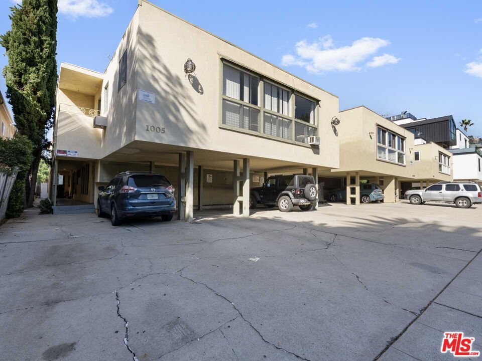 Exterior, Facade, Modern