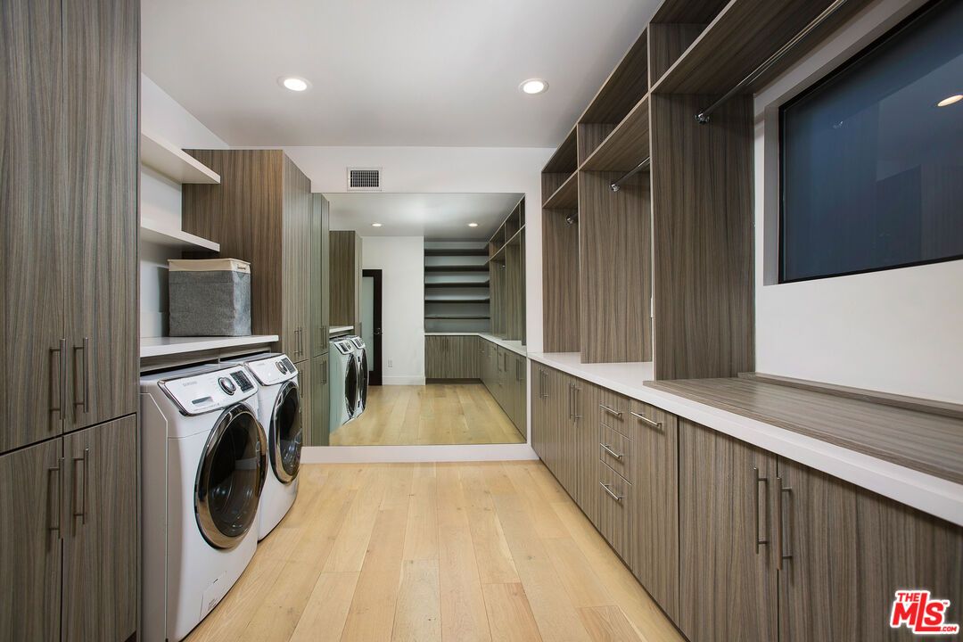 Interior, Recessed Lighting, Walk-in Closets, Washer, Wood Texture Flooring