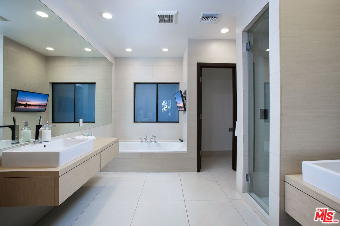 Bathroom, Dual Sink Vanities, Interior, Recessed Lighting