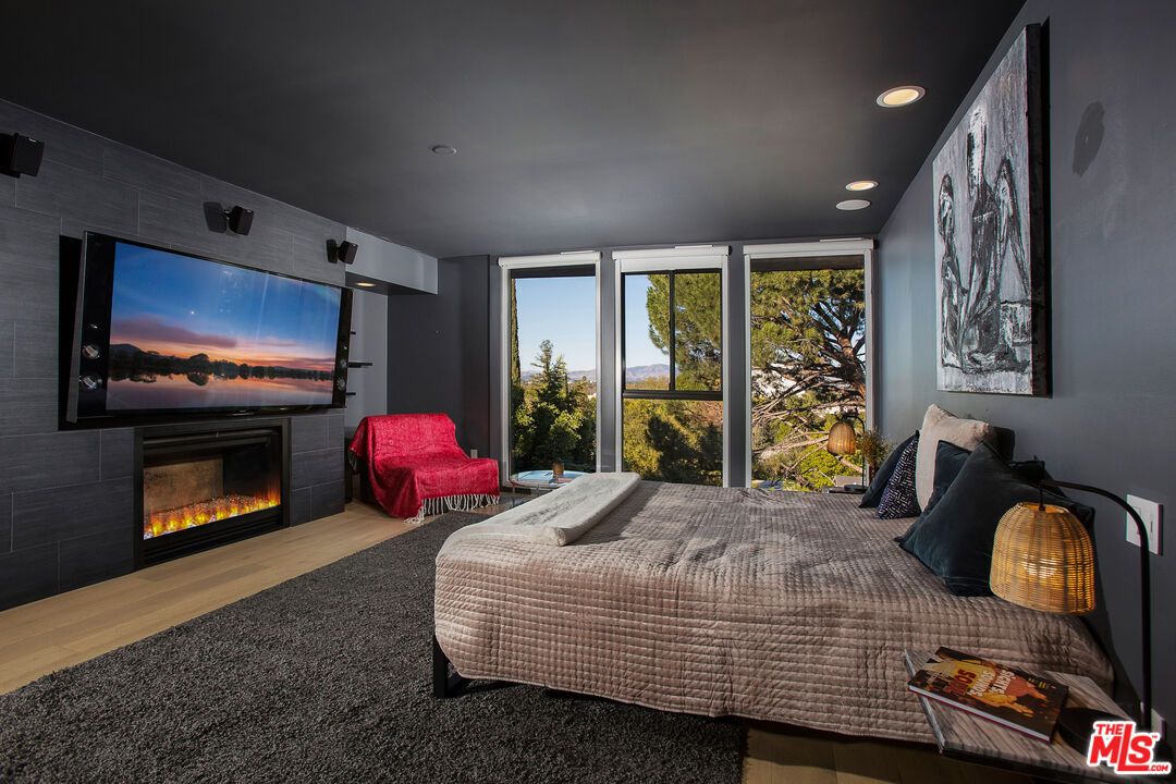 Bedroom, Fireplace, Interior, Recessed Lighting, Wood Texture Flooring