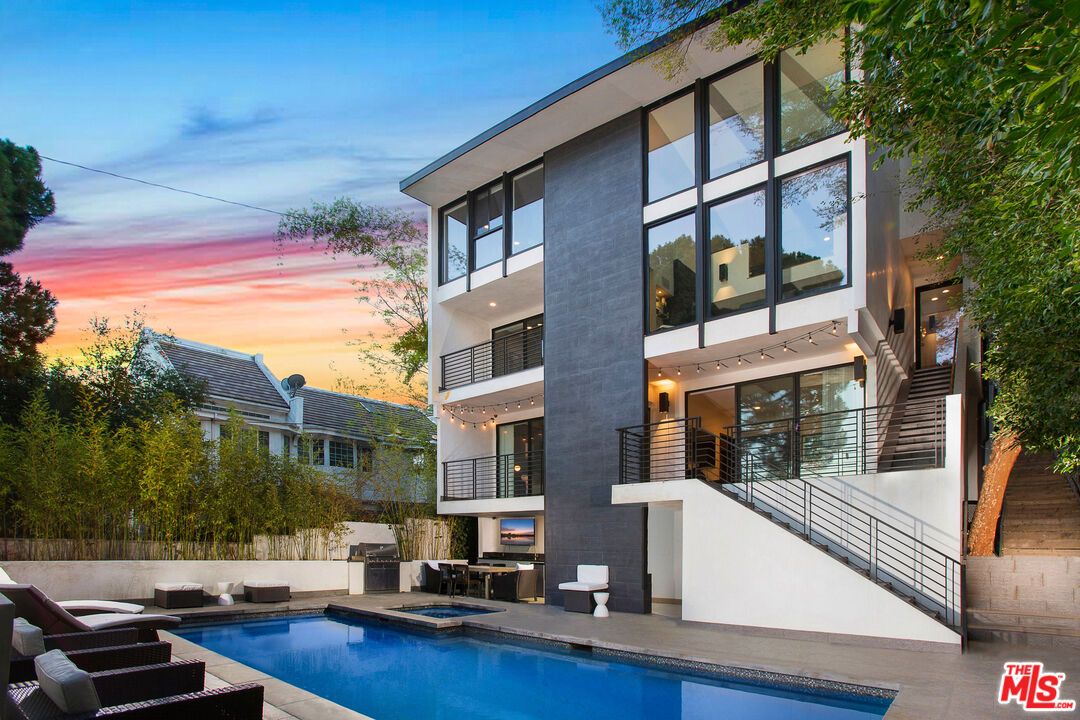 Exterior, Facade, Pool, Modern