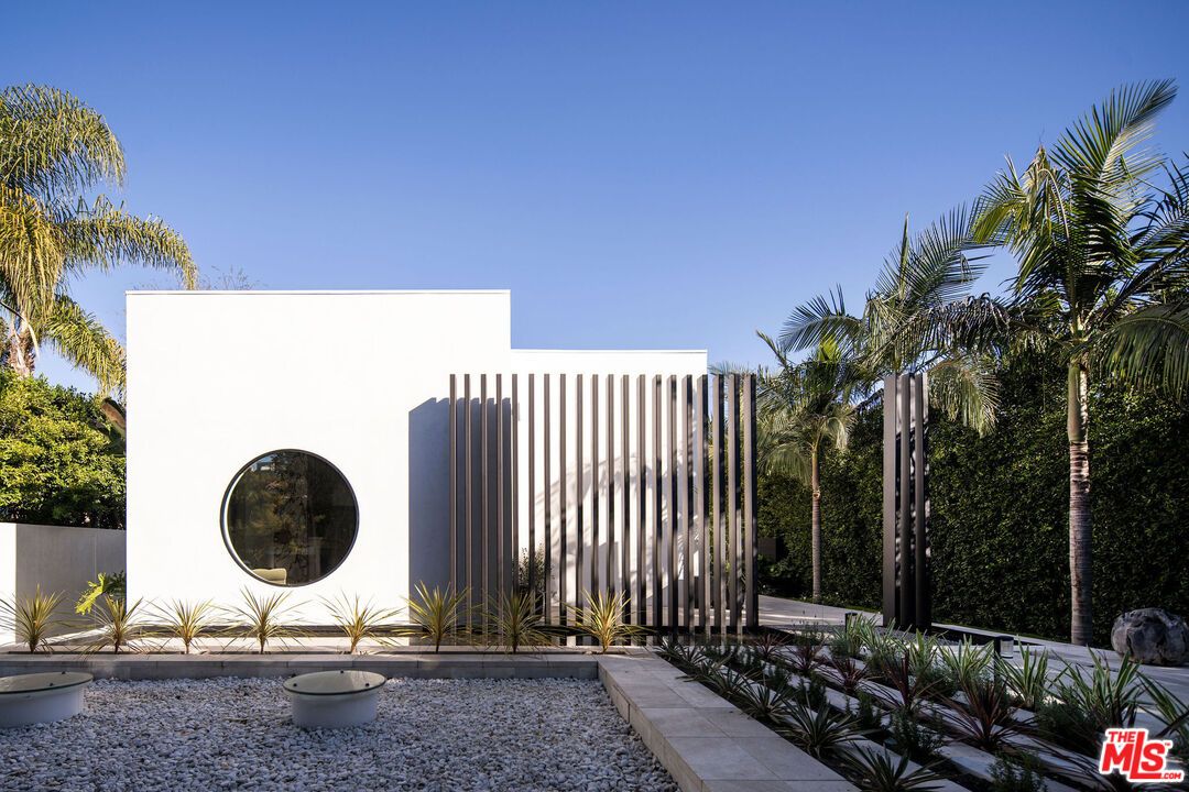 Exterior, Facade, Modern