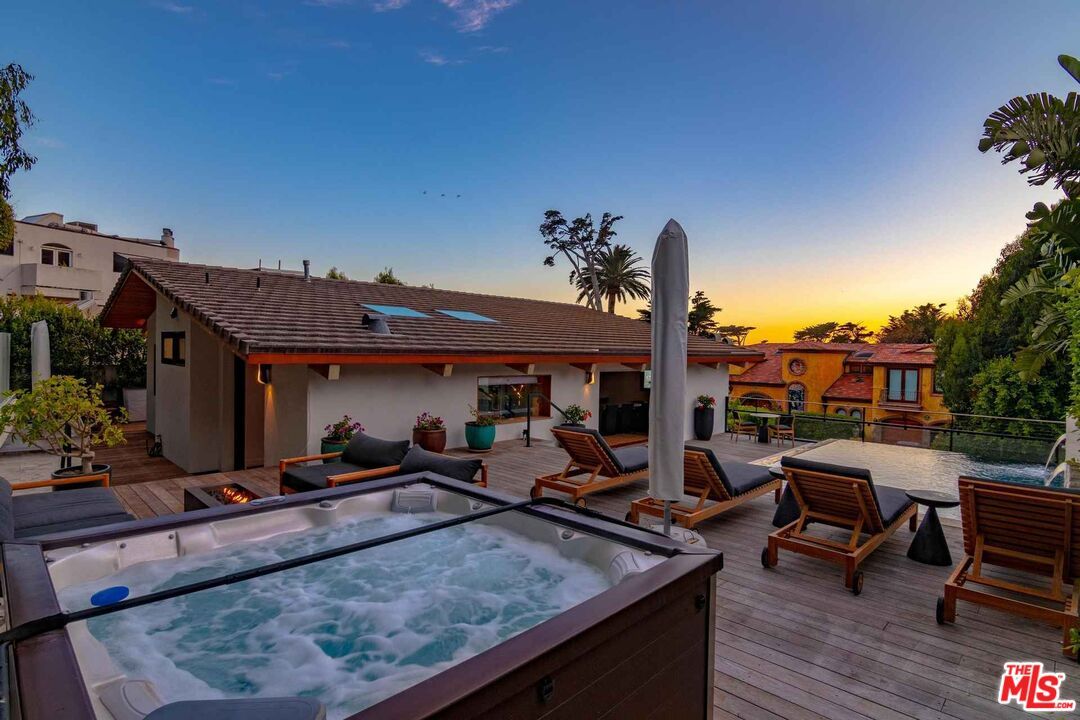 Exterior, Hot Tub