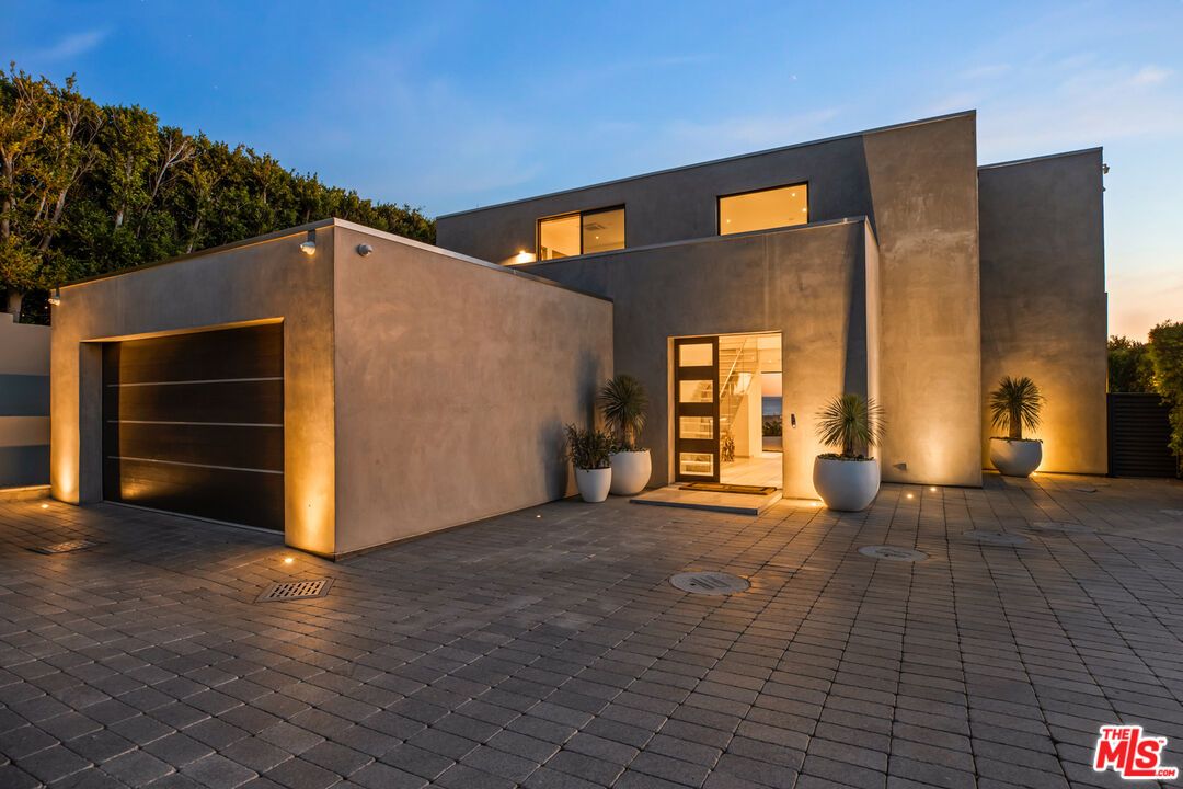 Attached, Exterior, Facade, Modern