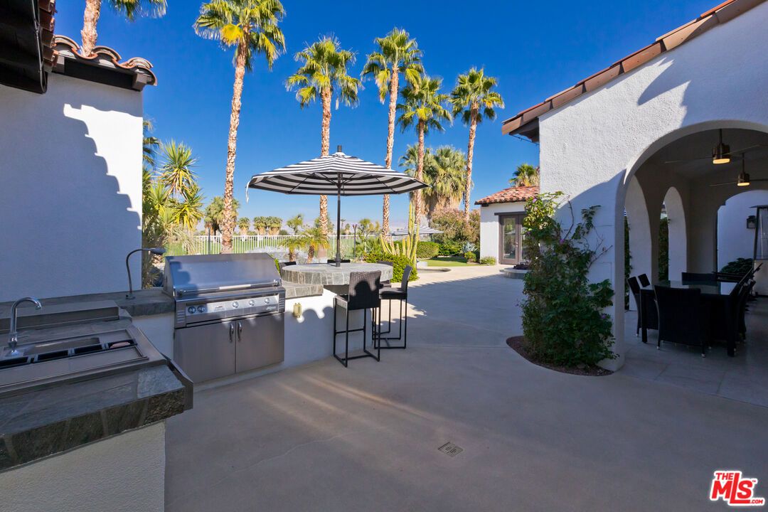 Exterior, Outdoor Kitchen