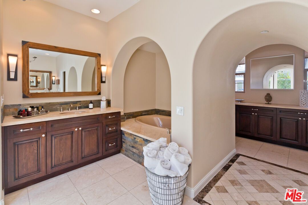 Bathroom, Dual Sink Vanities, Interior, Recessed Lighting