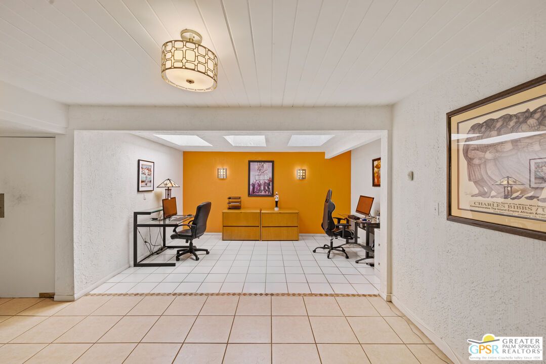 Home Office, Interior