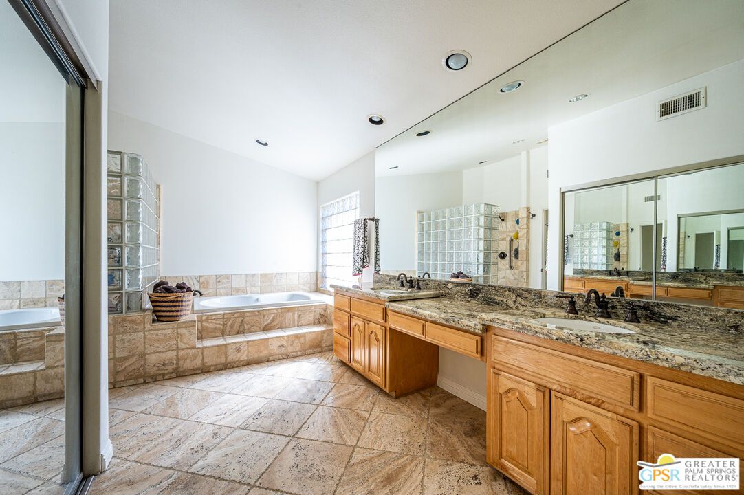 Bathroom, Dual Sink Vanities, Interior, Recessed Lighting