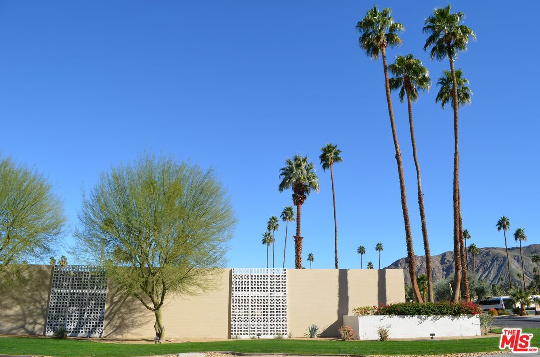 Exterior, Facade, Modern