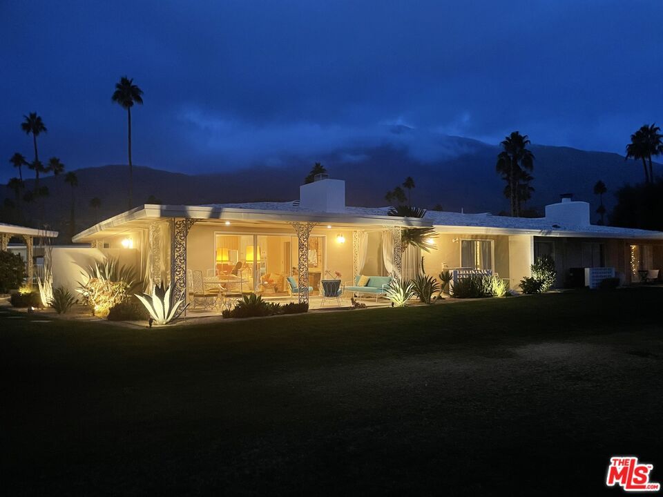 Backyard, Exterior, Facade, Modern