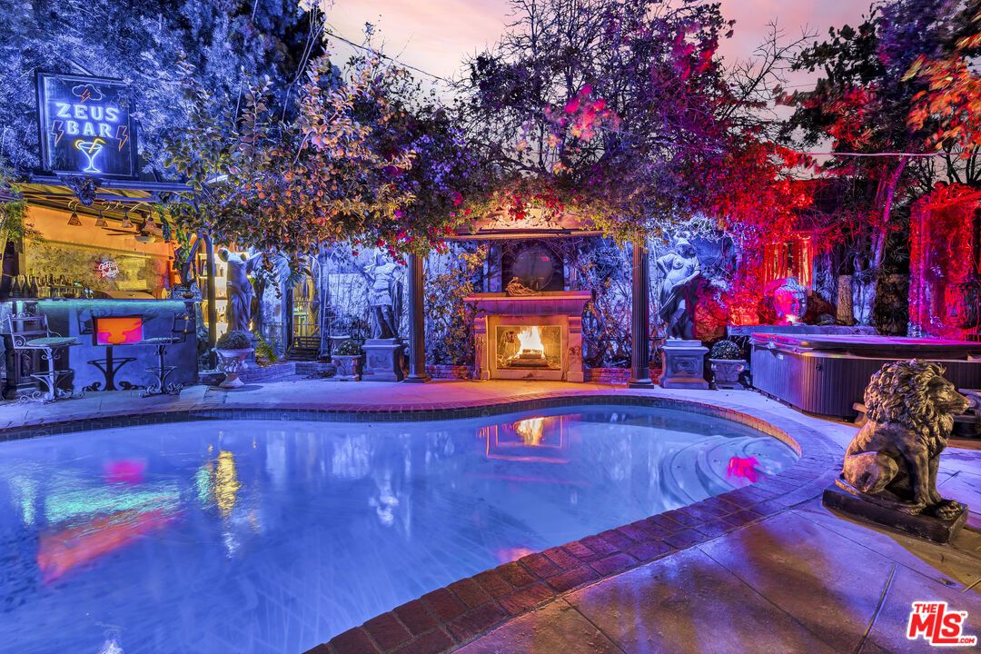 Exterior, Fireplace, Hot Tub, Pool