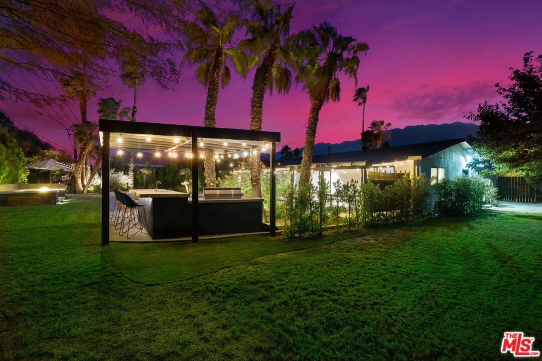 Backyard, Exterior, Outdoor Kitchen