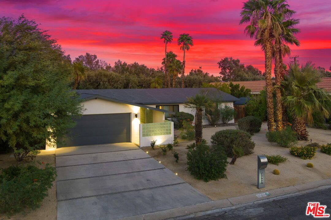 Attached, Exterior, Facade, Modern