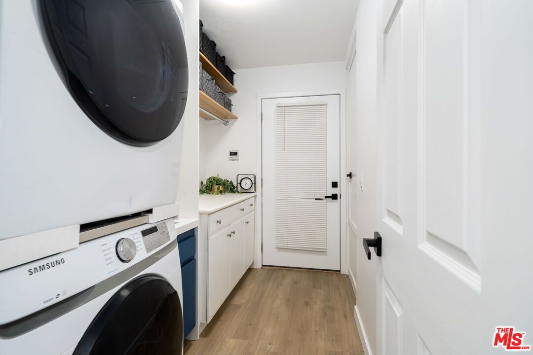 Interior, Washer, Wood Texture Flooring