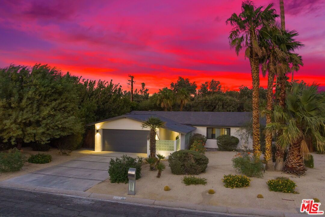 Attached, Exterior, Facade, Ranch