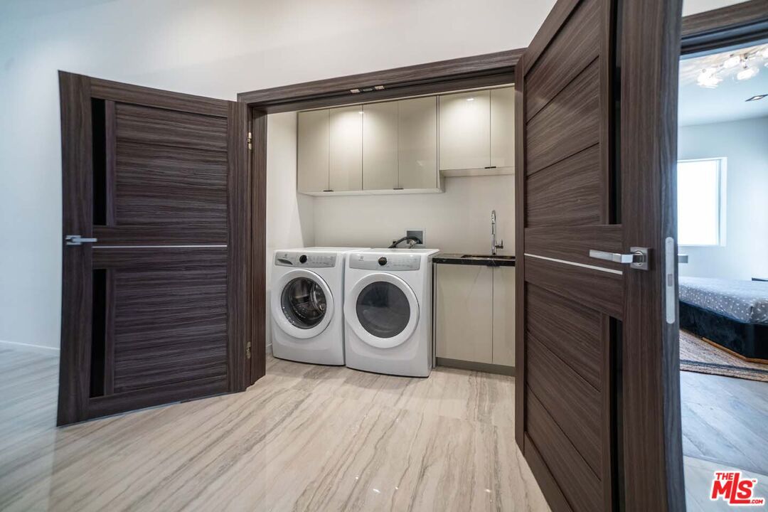 Interior, Washer, Wood Texture Flooring