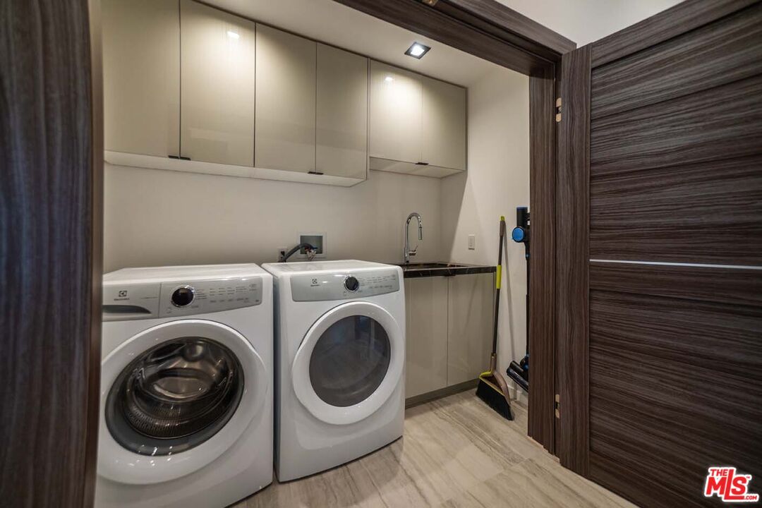 Interior, Recessed Lighting, Washer, Wood Texture Flooring