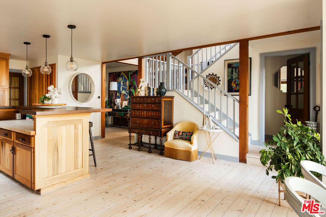 Interior, Pendant Lights, Wood Texture Flooring