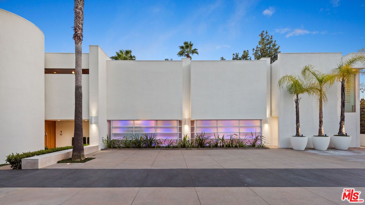 Attached, Exterior, Facade, Modern