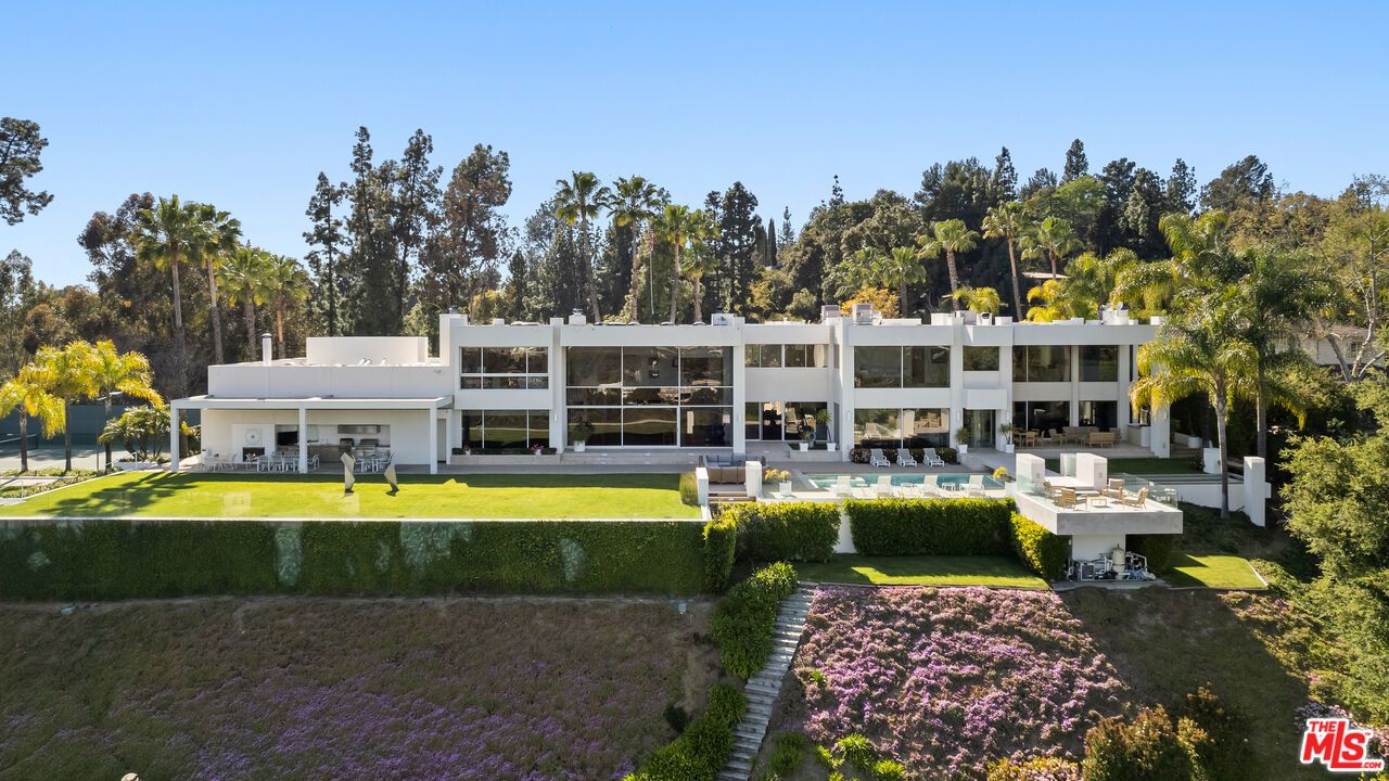 Backyard, Exterior, Facade, Modern