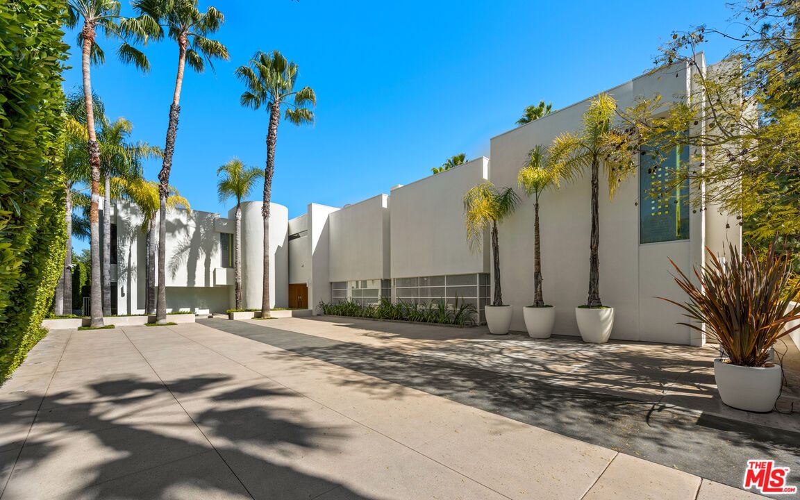 Exterior, Facade, Modern