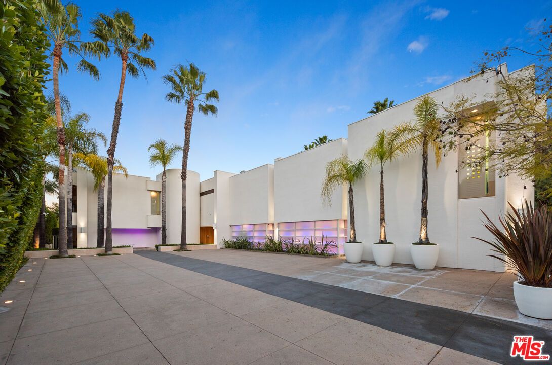 Exterior, Facade, Modern