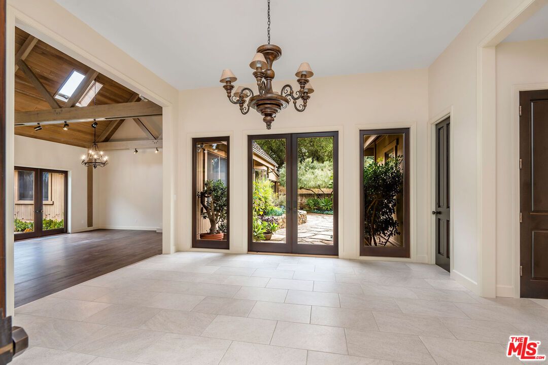 Chandelier, Empty room, Interior, Wooden Beams, Wooden Ceilings