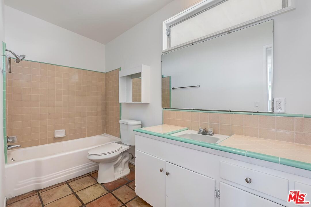 Bathroom, Interior, Tile Countertops