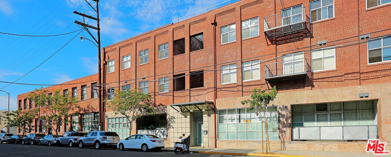 Exterior, Facade, Brick Facade, Rowhouse