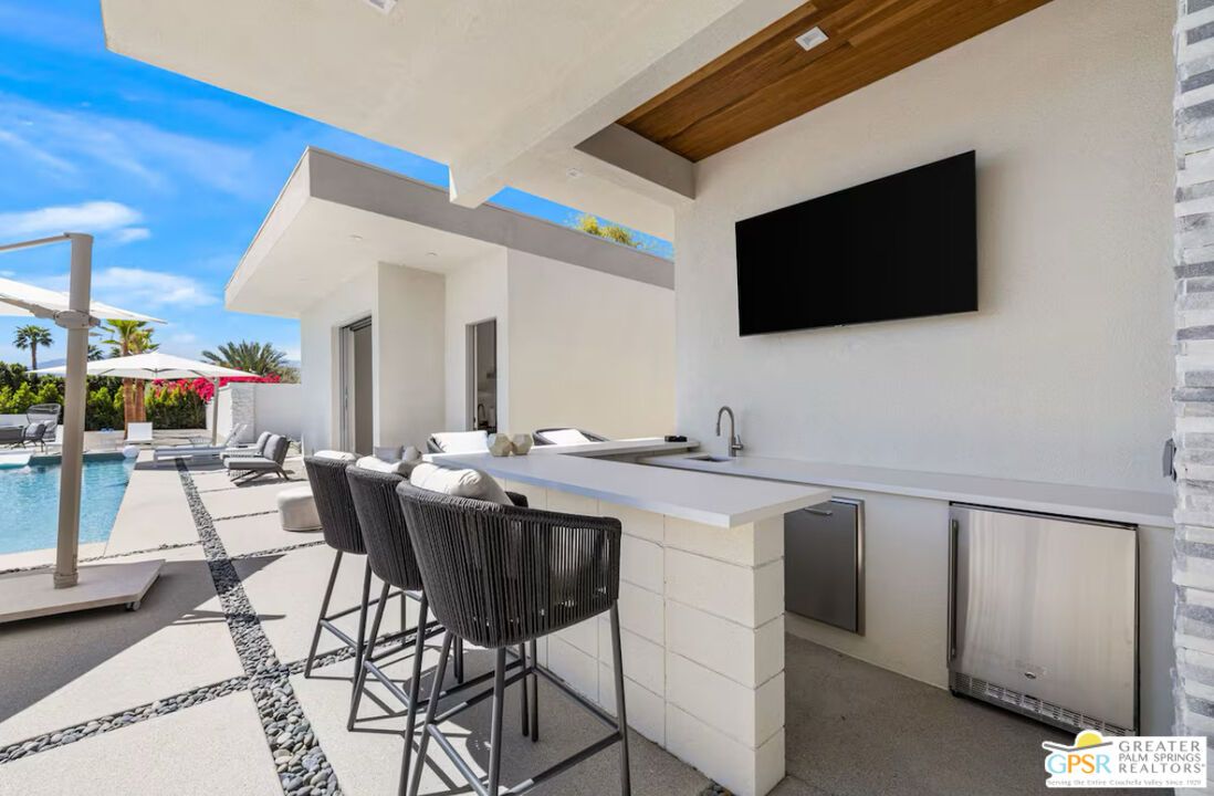 Exterior, Outdoor Kitchen, Pool