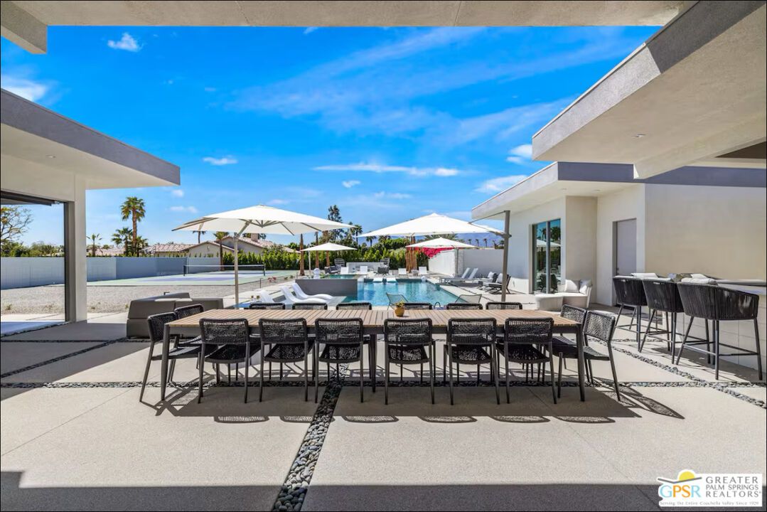 Exterior, Outdoor Kitchen, Pool