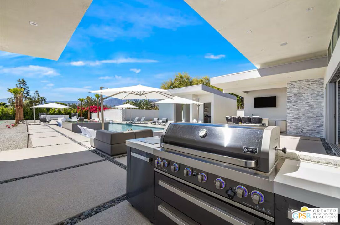 Exterior, Outdoor Kitchen, Pool