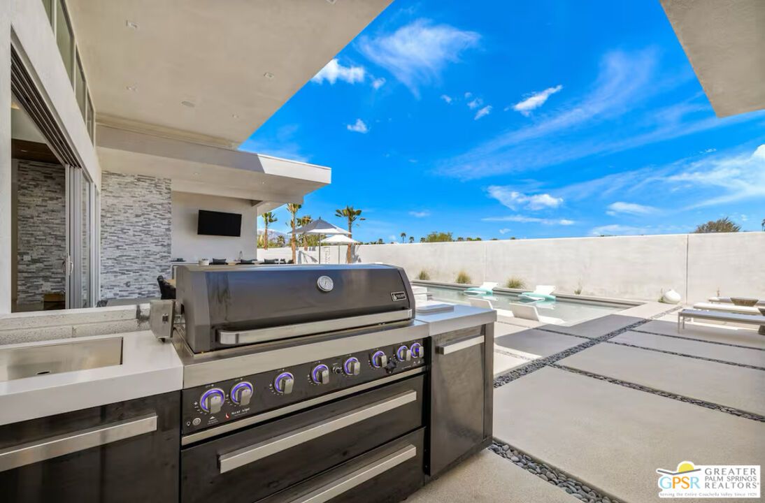 Exterior, Outdoor Kitchen