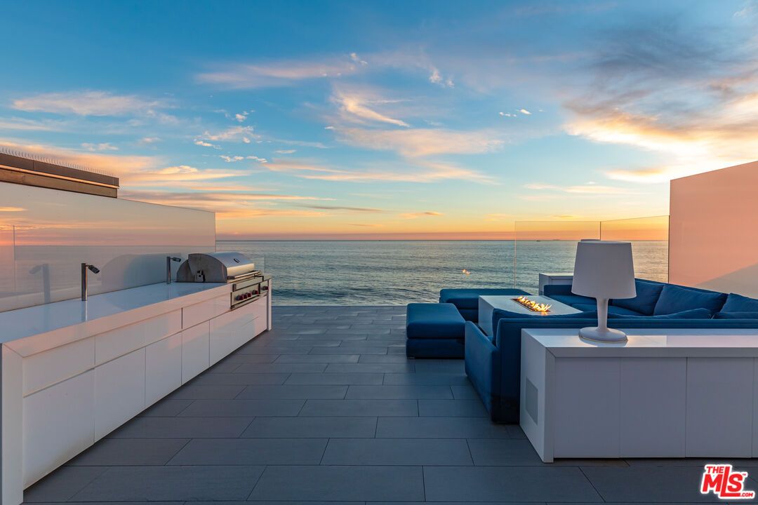 Exterior, Outdoor Kitchen, Water