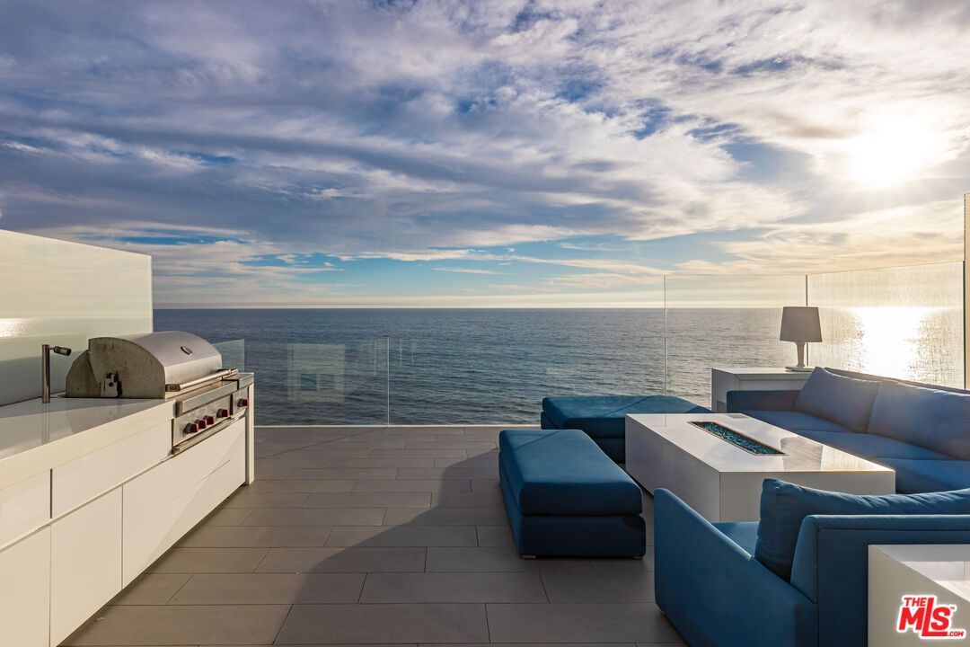 Exterior, Outdoor Kitchen, Water