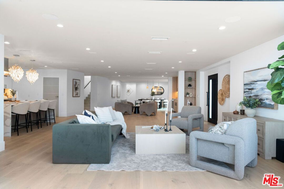 Chandelier, Interior, Kitchen, Living room, Pendant Lights, Recessed Lighting, Wood Texture Flooring