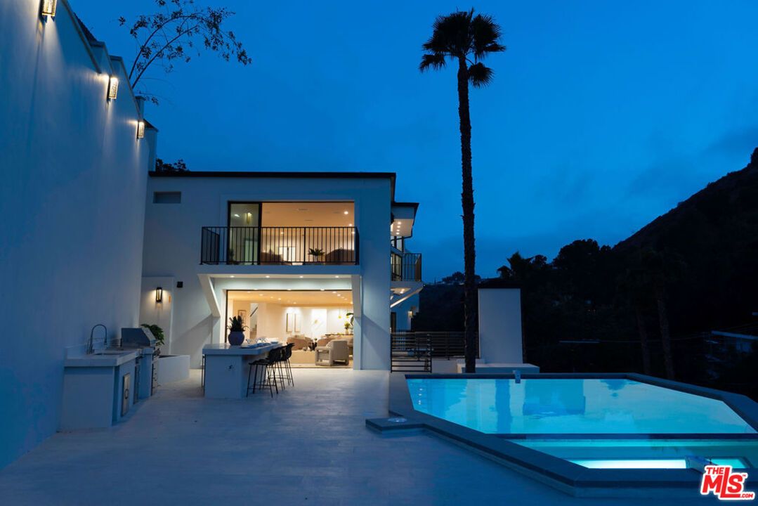 Exterior, Outdoor Kitchen, Pool