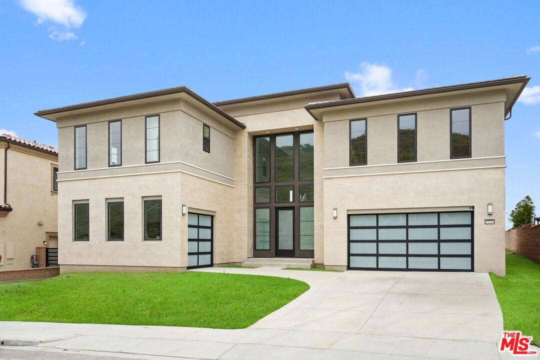 Attached, Exterior, Facade, Modern