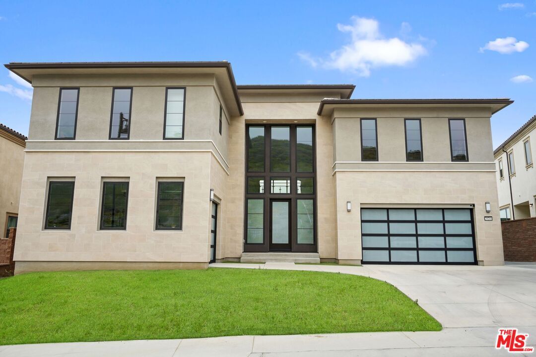 Attached, Exterior, Facade, Modern