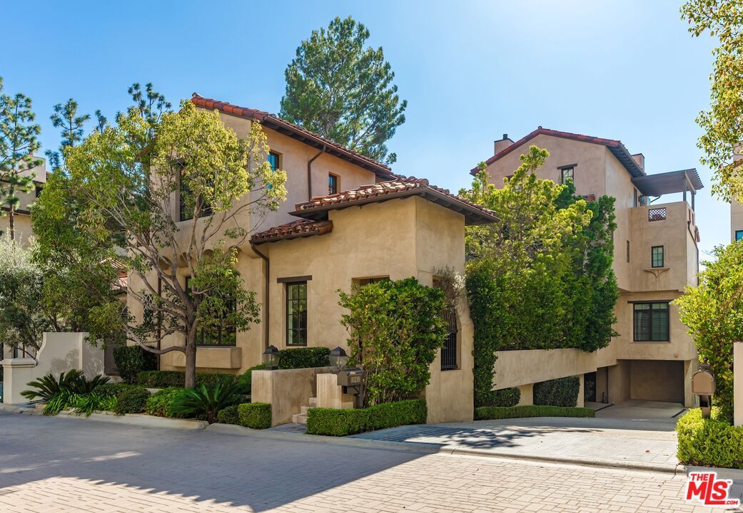 Exterior, Facade, Mediterranean