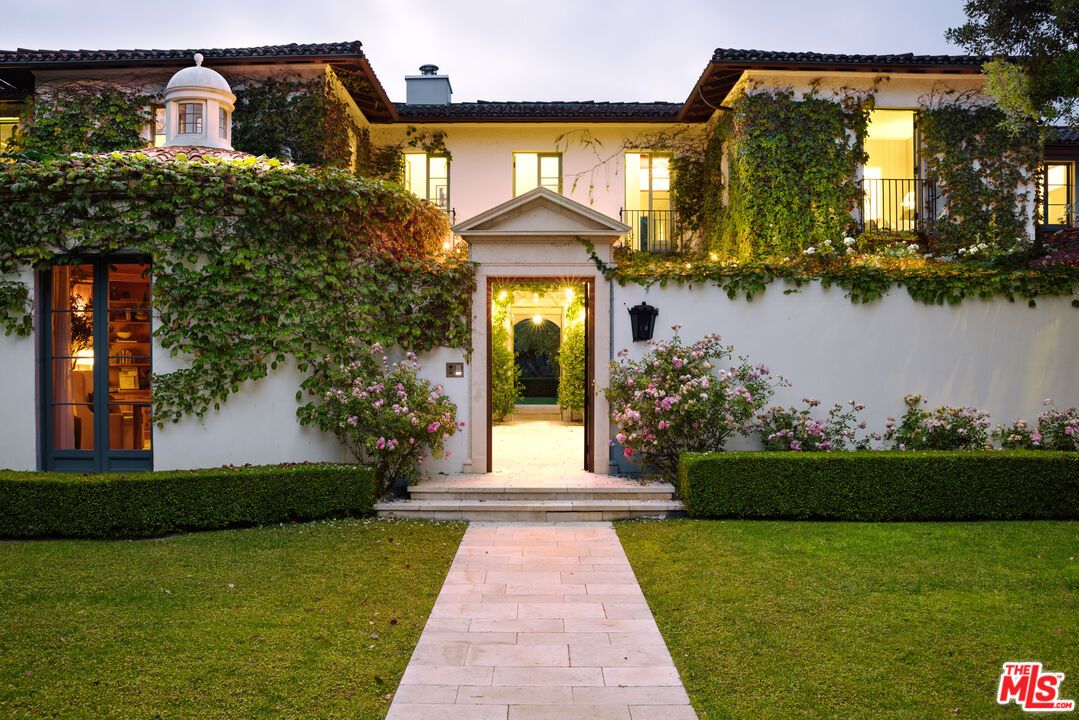 Exterior, Facade, Mediterranean