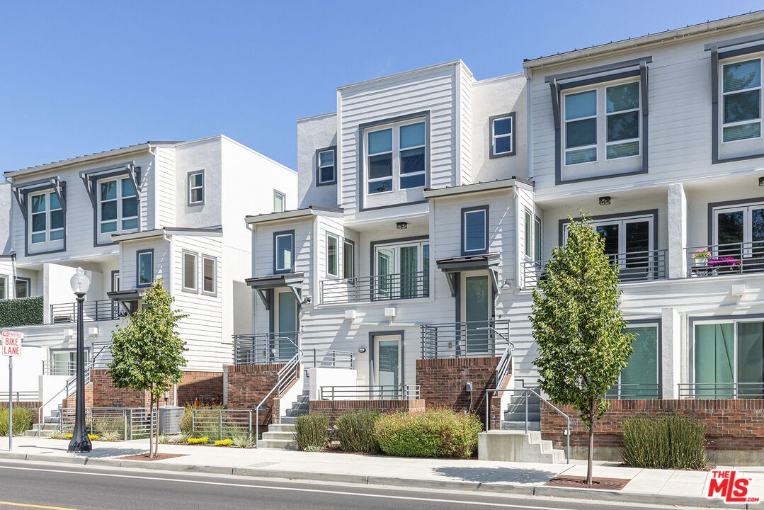Exterior, Facade, Rowhouse
