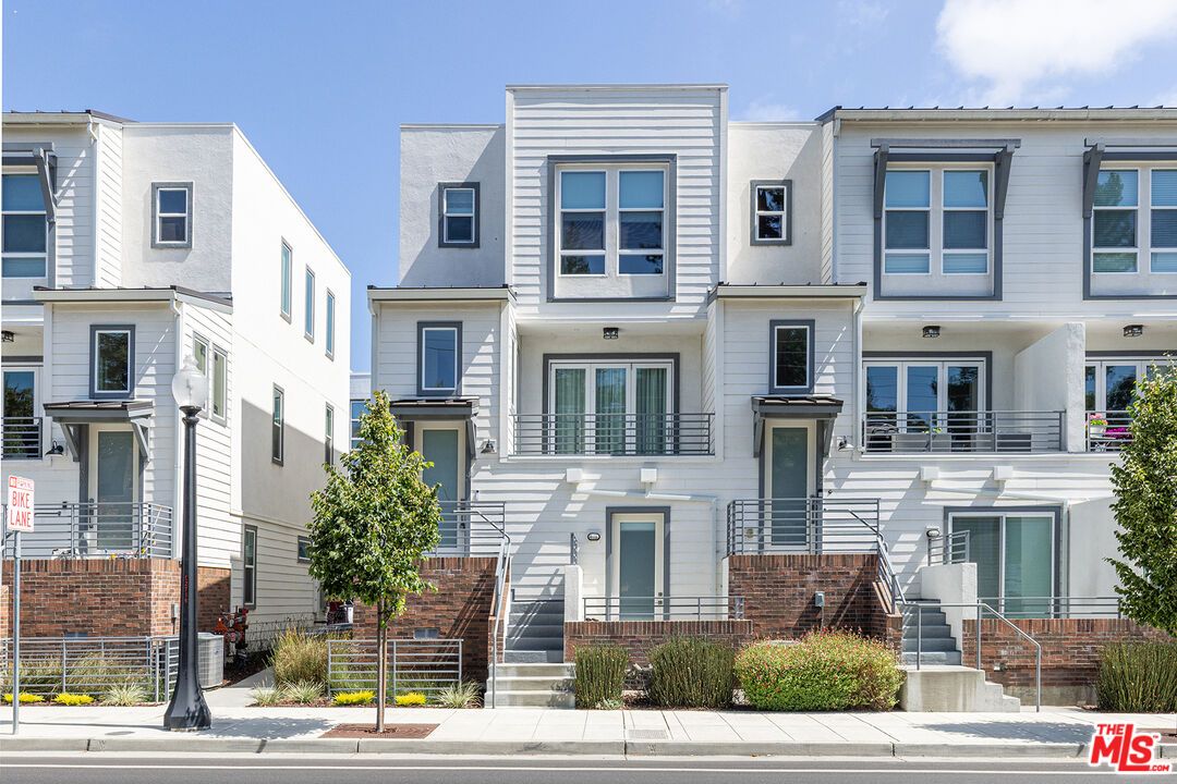 Exterior, Facade, Rowhouse