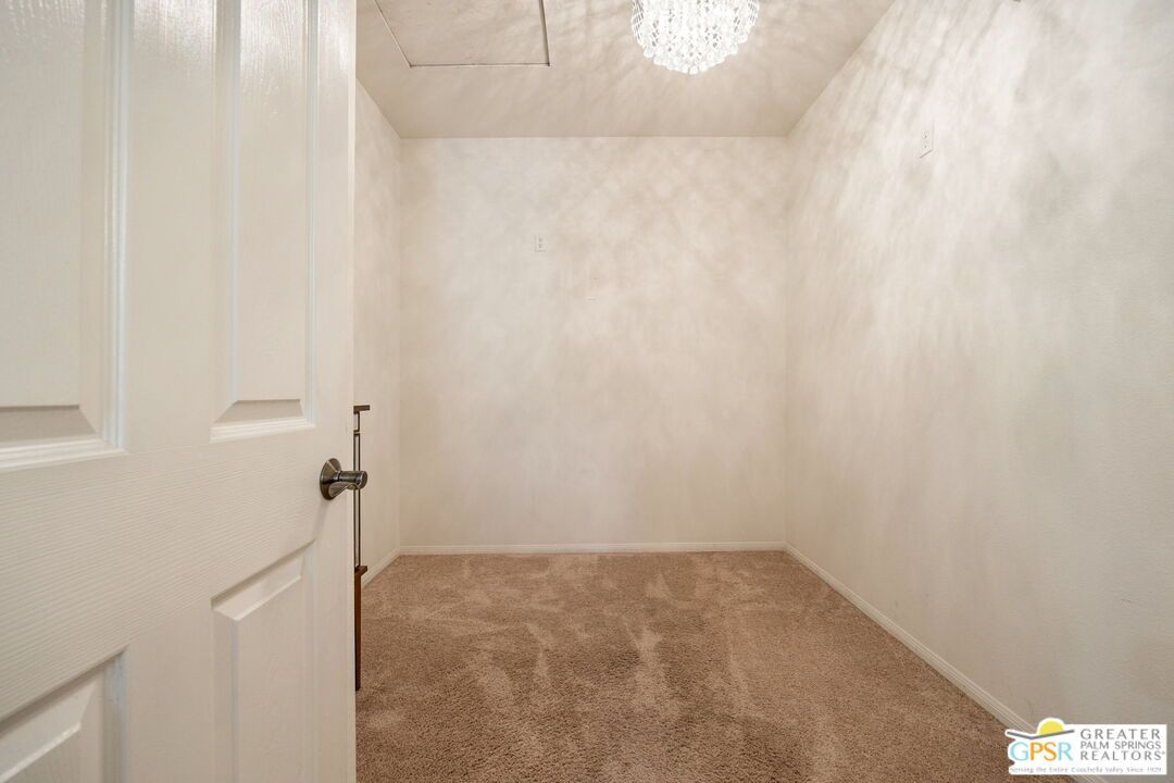 Empty room, Interior