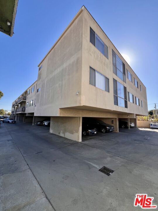 Exterior, Facade, Modern