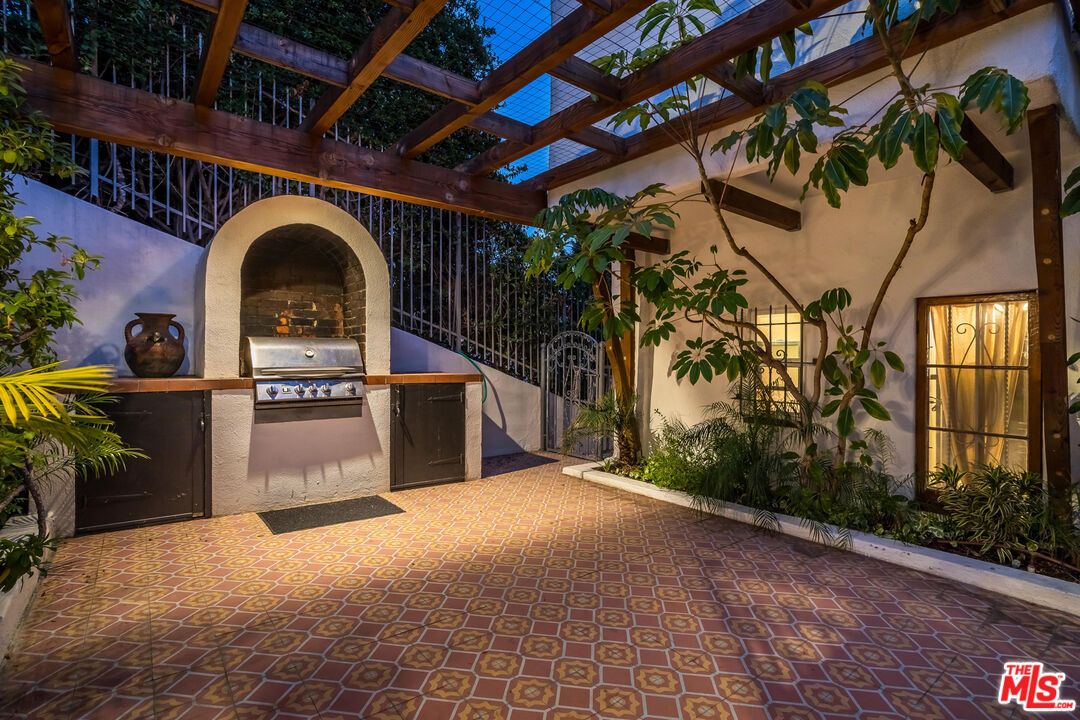 Exterior, Outdoor Kitchen