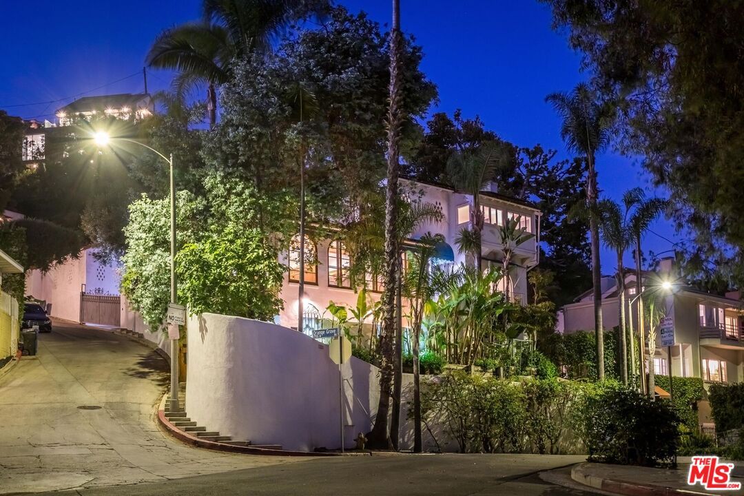 Exterior, Facade, Modern