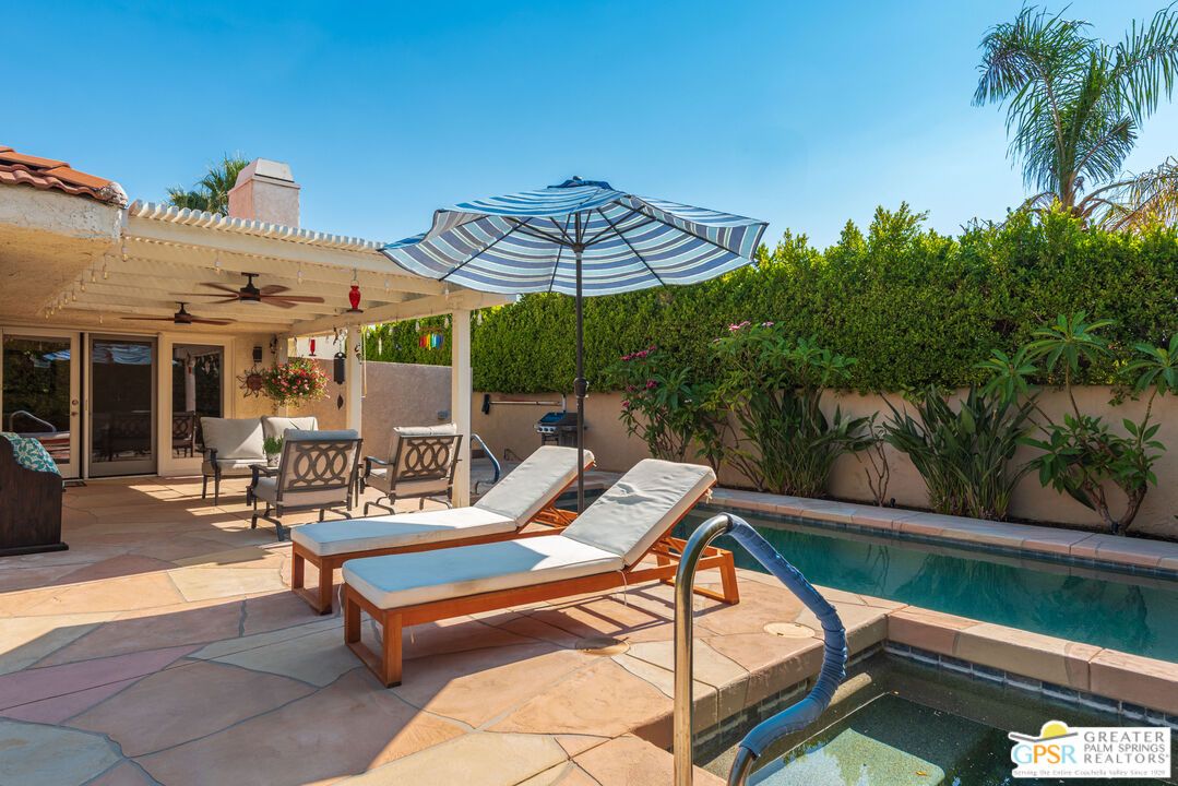 Exterior, Outdoor Kitchen, Pool