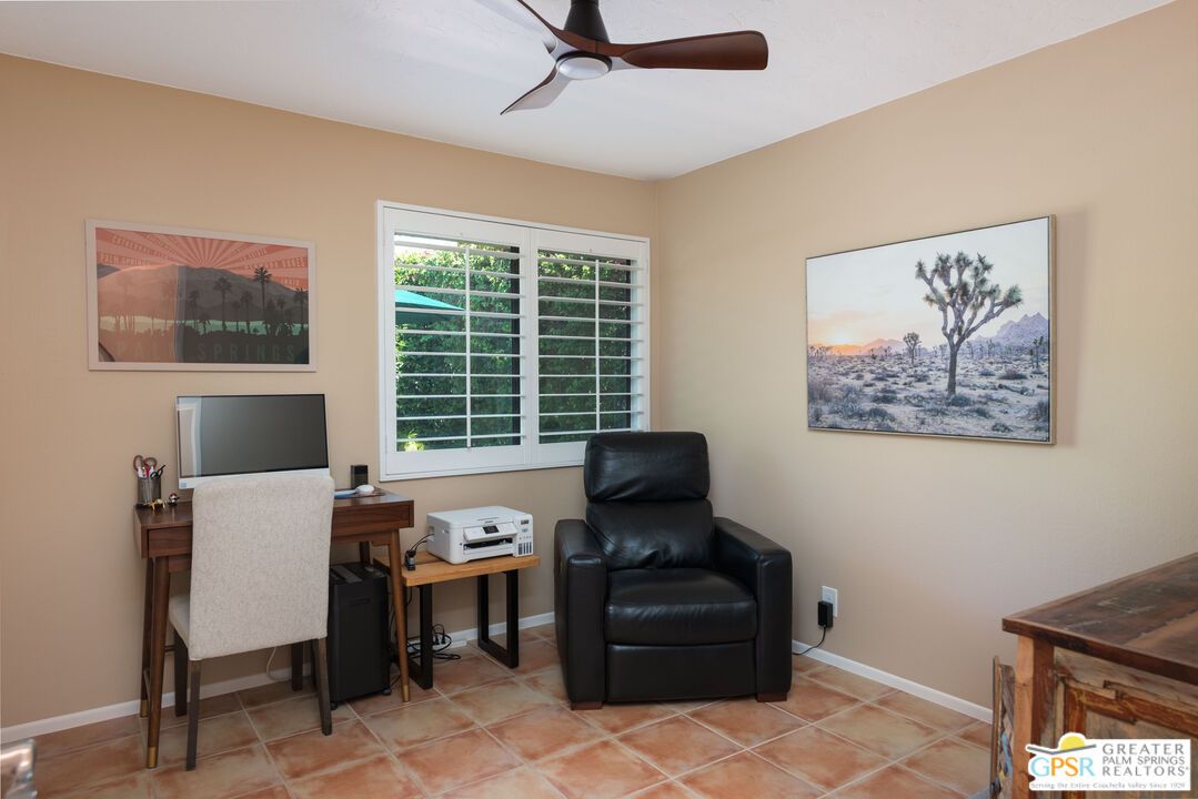 Home Office, Interior