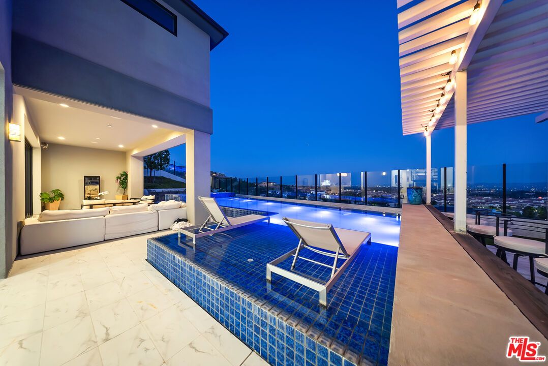 Exterior, Marble, Pool